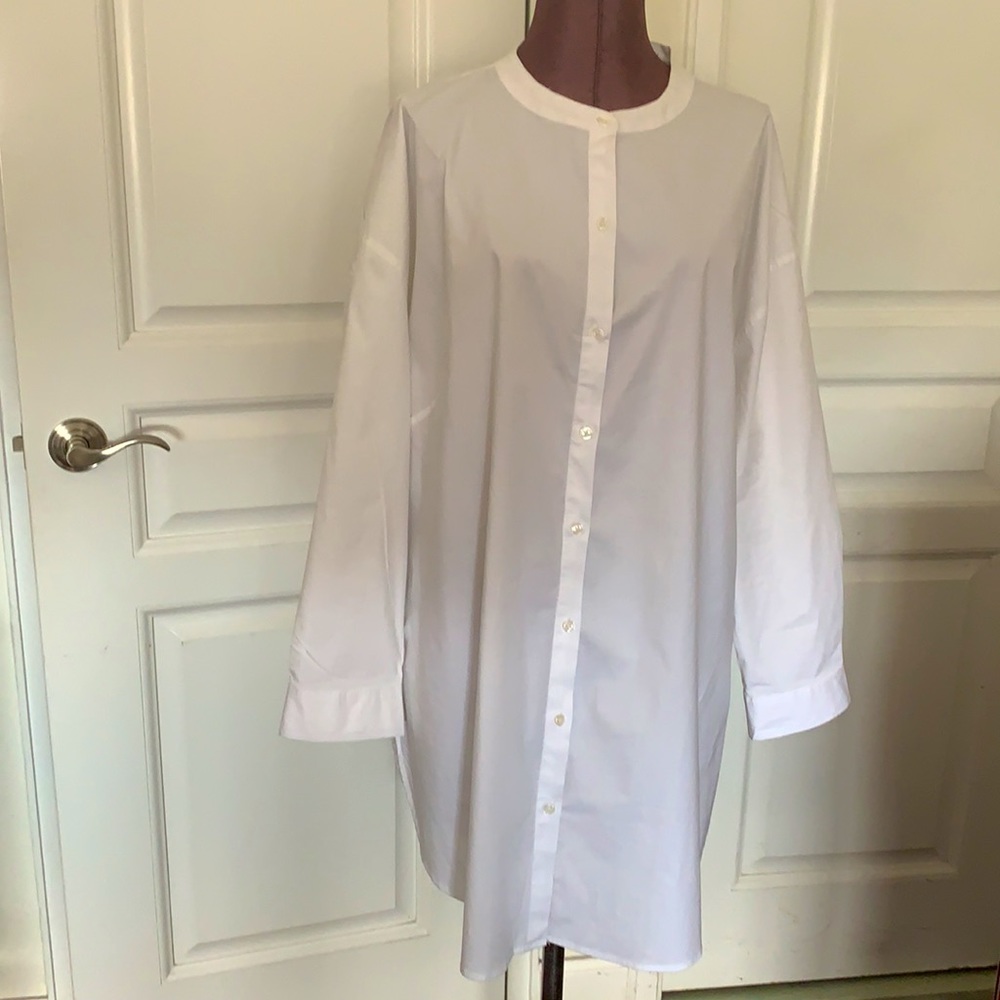One Confort Woman Buttons Down Shirt.